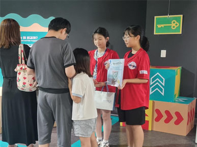 자원봉사자가 설명하고 있는 모습